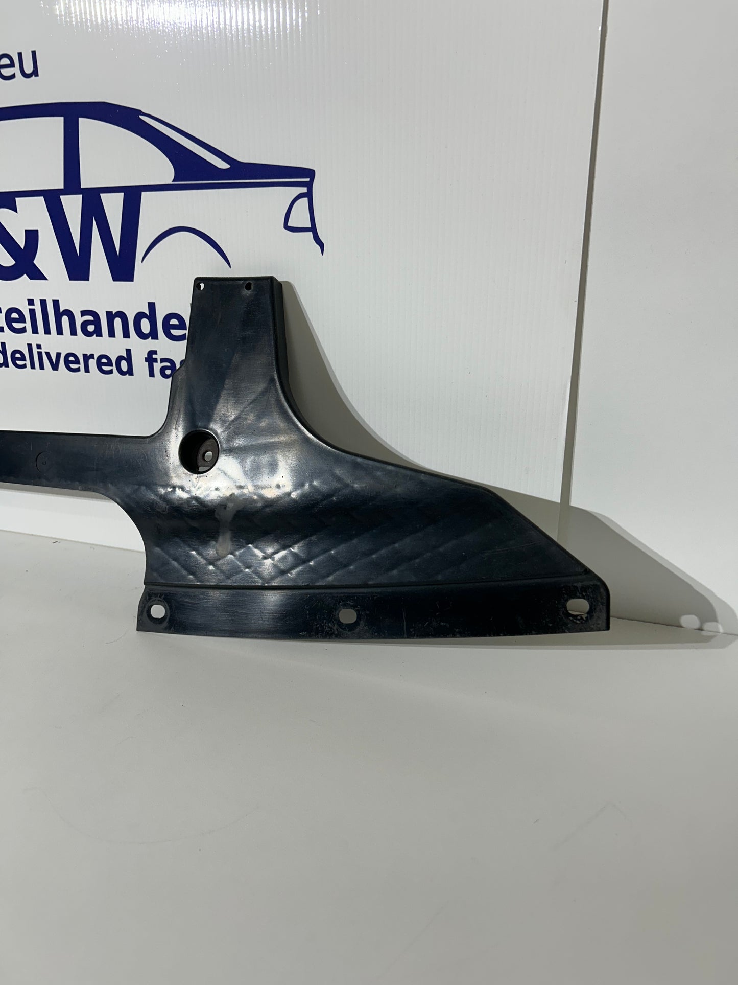 Original BMW 5 F11 Führung unten Mitte hinten Stossstange