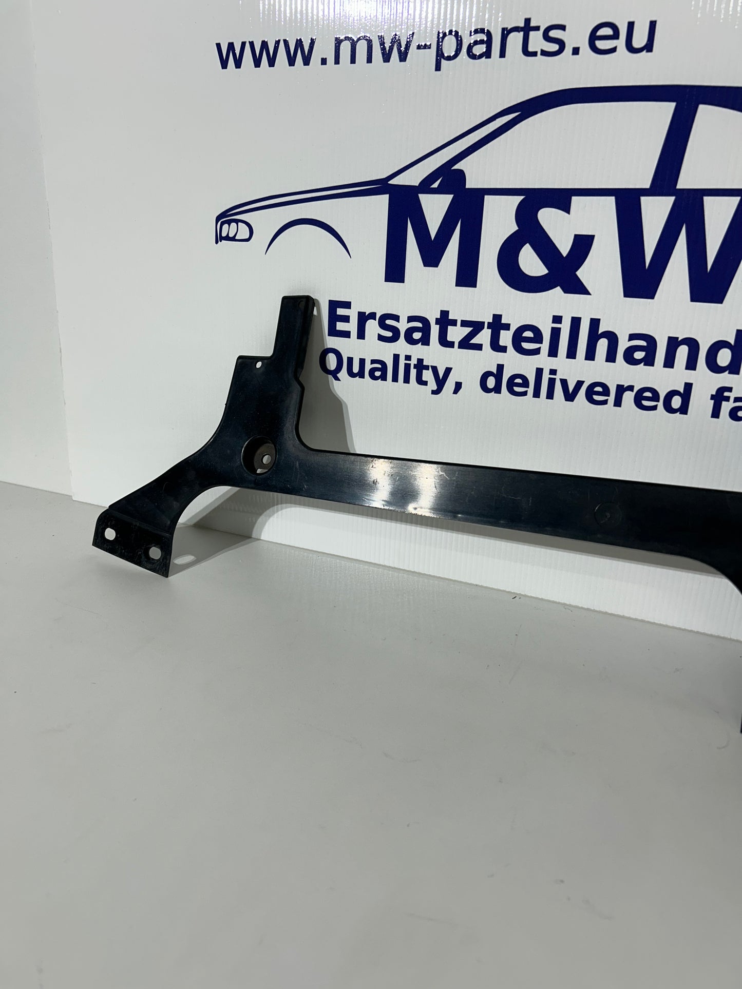 Original BMW 5 F11 Führung unten Mitte hinten Stossstange