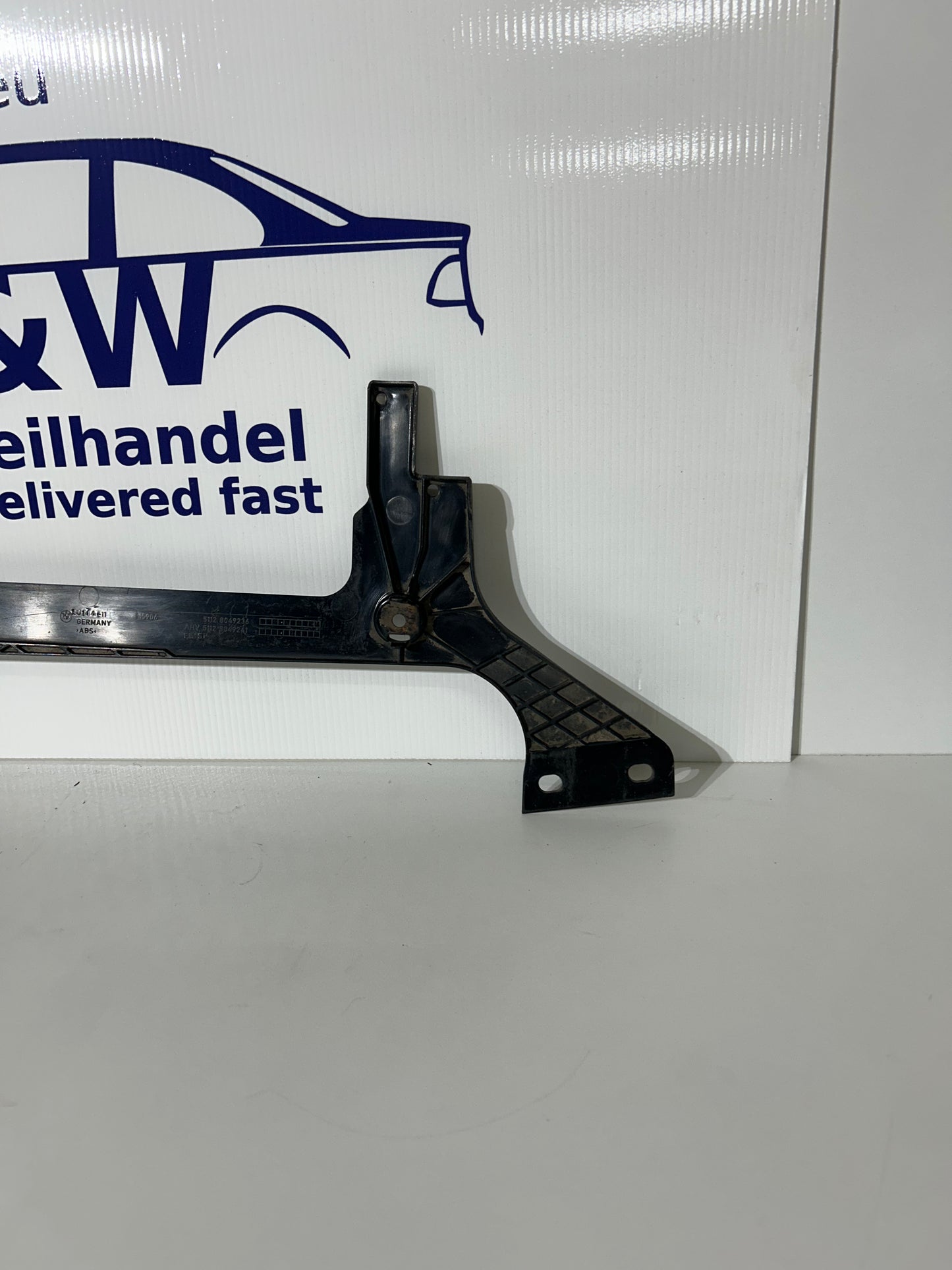 Original BMW 5 F11 Führung unten Mitte hinten Stossstange